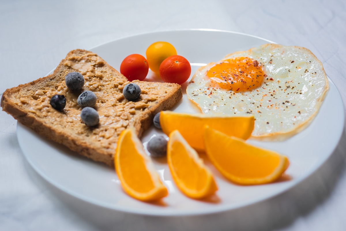 Nutritional breakdown of balanced breakfast components